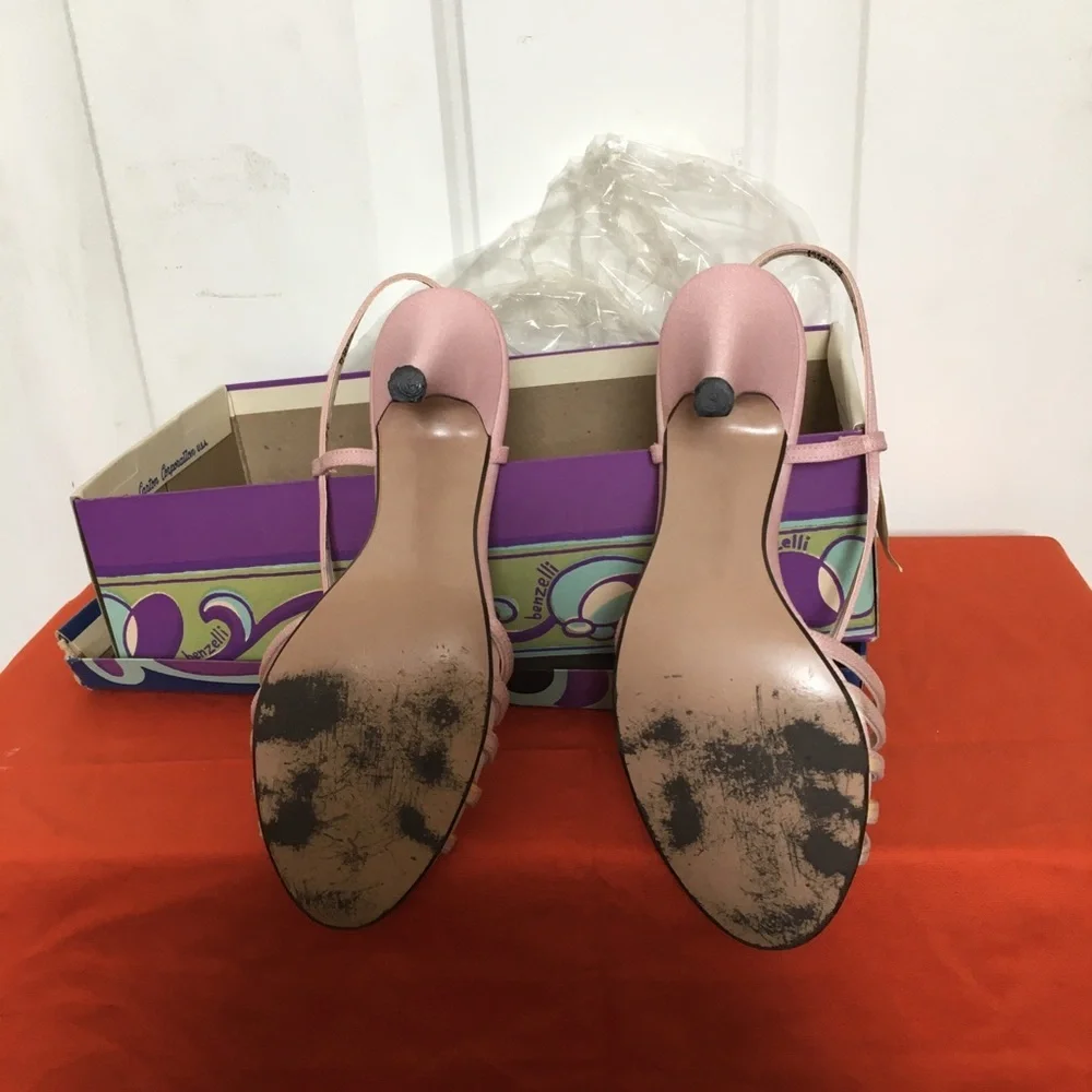 Ladies dyed sandals 5 1/2
